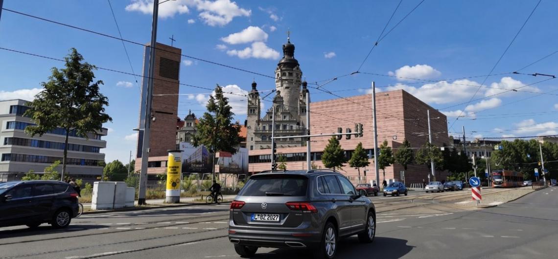VW Tiguan von hinten auf der Fahrspur vor dem Neuen Rathaus in Leipzig